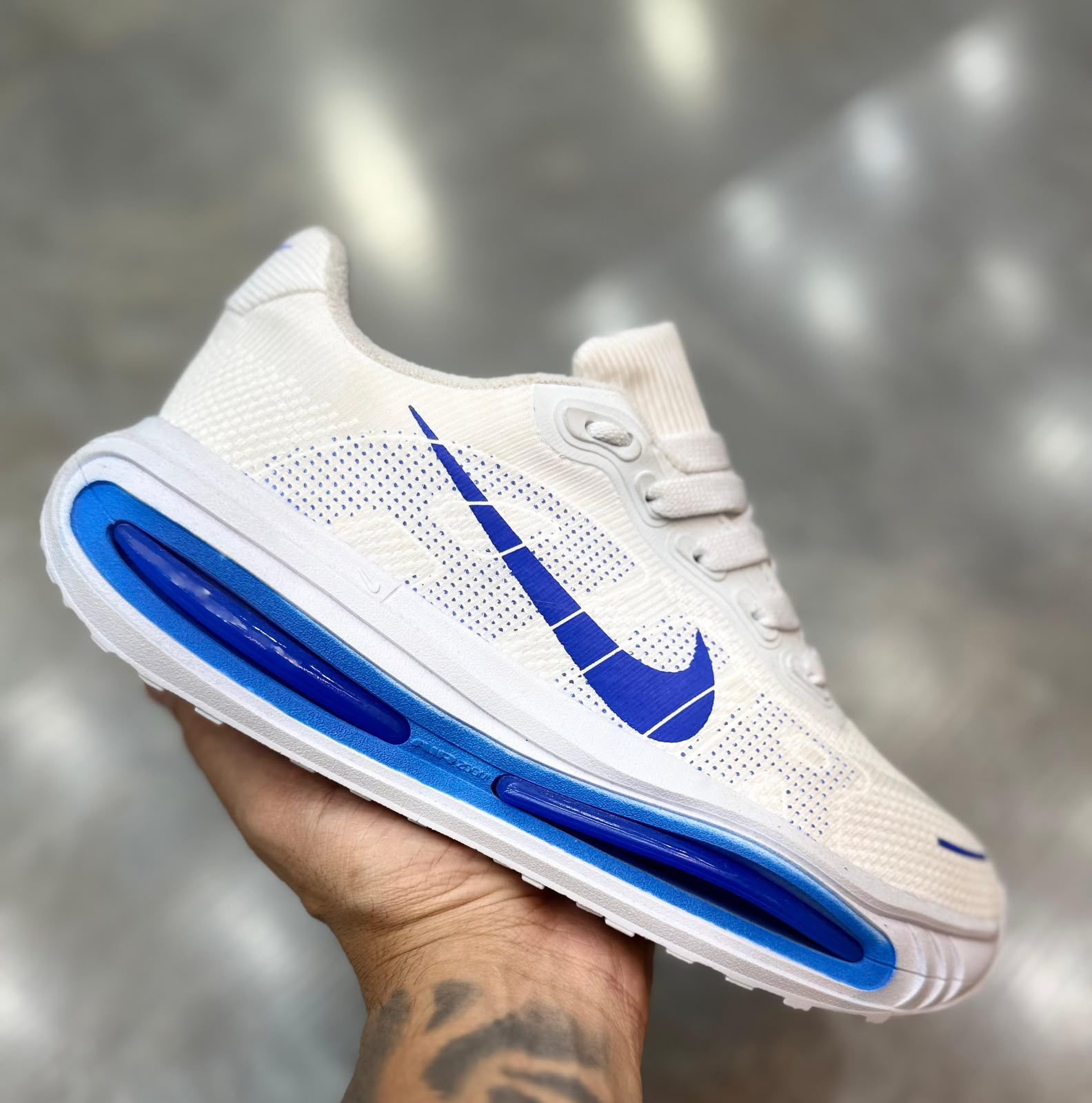 Tênis Nike branco e azul disponível na D’ Grifes em Londrina